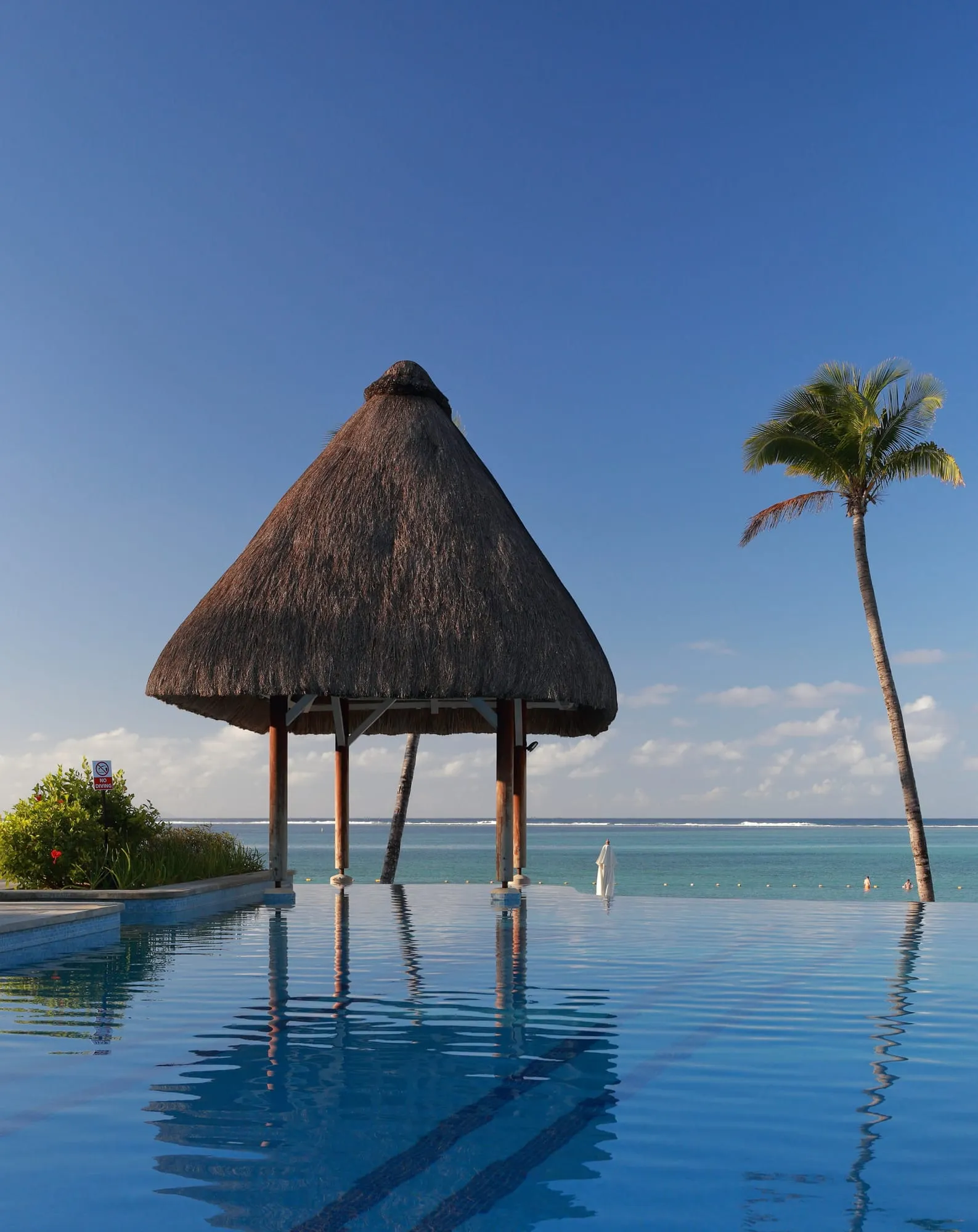 Piscina a sfioro di un resort con vista sul mare