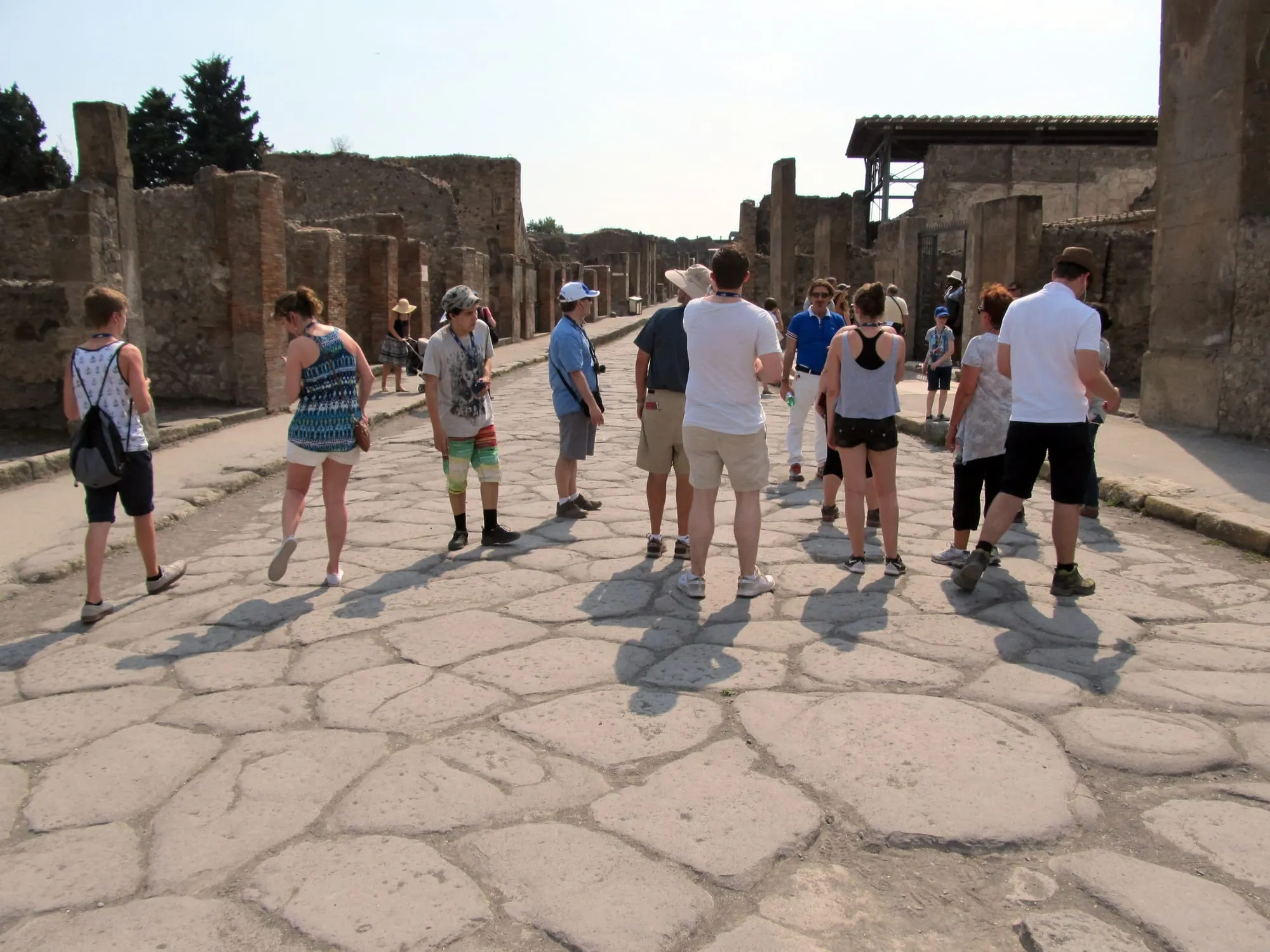 Gruppo di viaggiatori in visita lungo una strada antica di Pompei